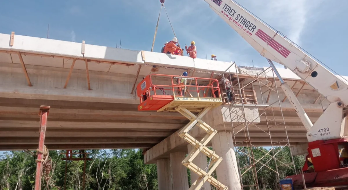 Lifting and installing precast elements on the viaduct · Tren Maya