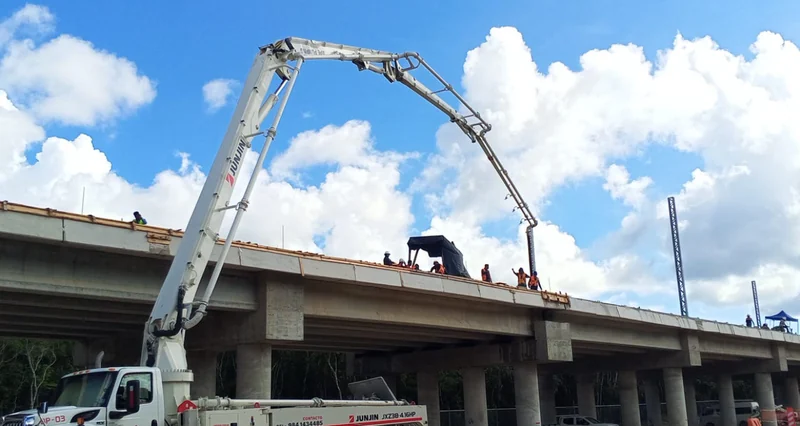 Superstructure concrete placement using pumping equipment · Tren Maya